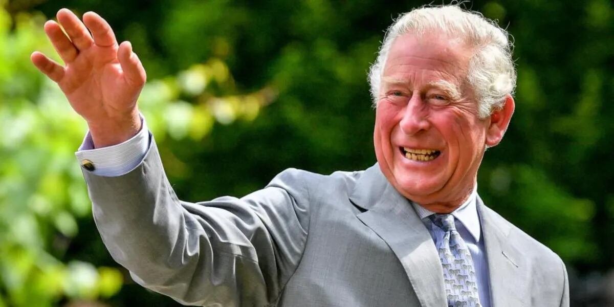 Por qué el rey Carlos III tiene las manos rojas e hinchadas