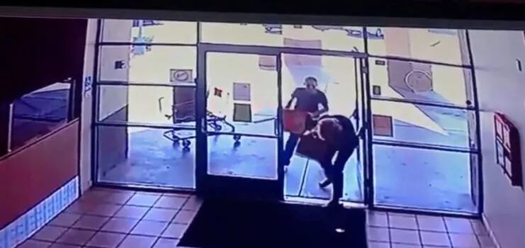 Video: Golpeó a una abuelita de 77 años con un tubo, le robó una pizza y sigue prófugo 
