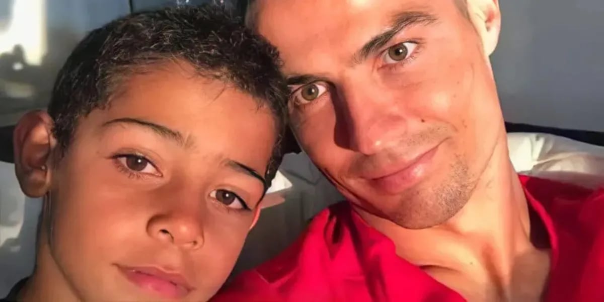 El hijo de Cristiano Ronaldo sigue los pasos de su padre: firmó con el Manchester United  