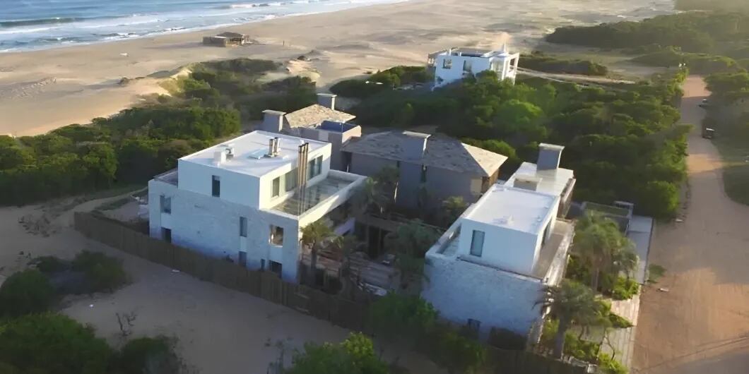 Así es la lujosa mansión del “Pocho” Lavezzi en Punta del Este: múltiples edificios, pileta con vistas y playa privada