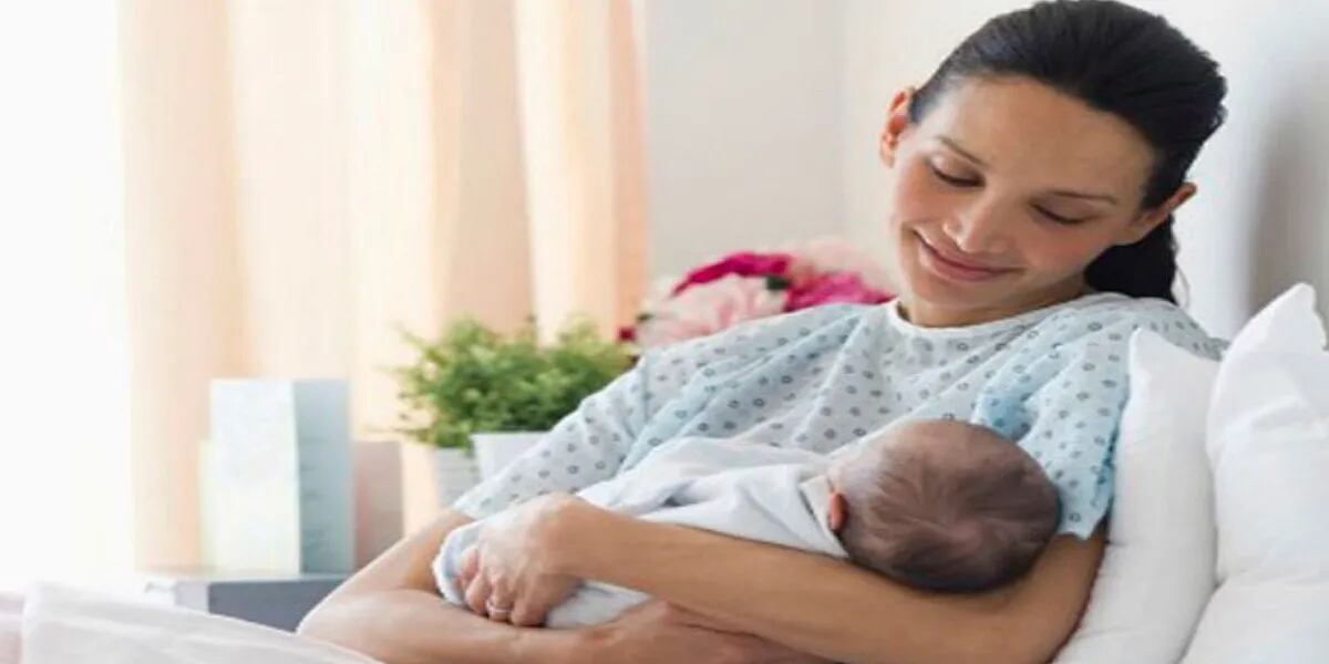 La OMS pide a los trabajadores de la salud que permitan el contacto entre madres y bebés