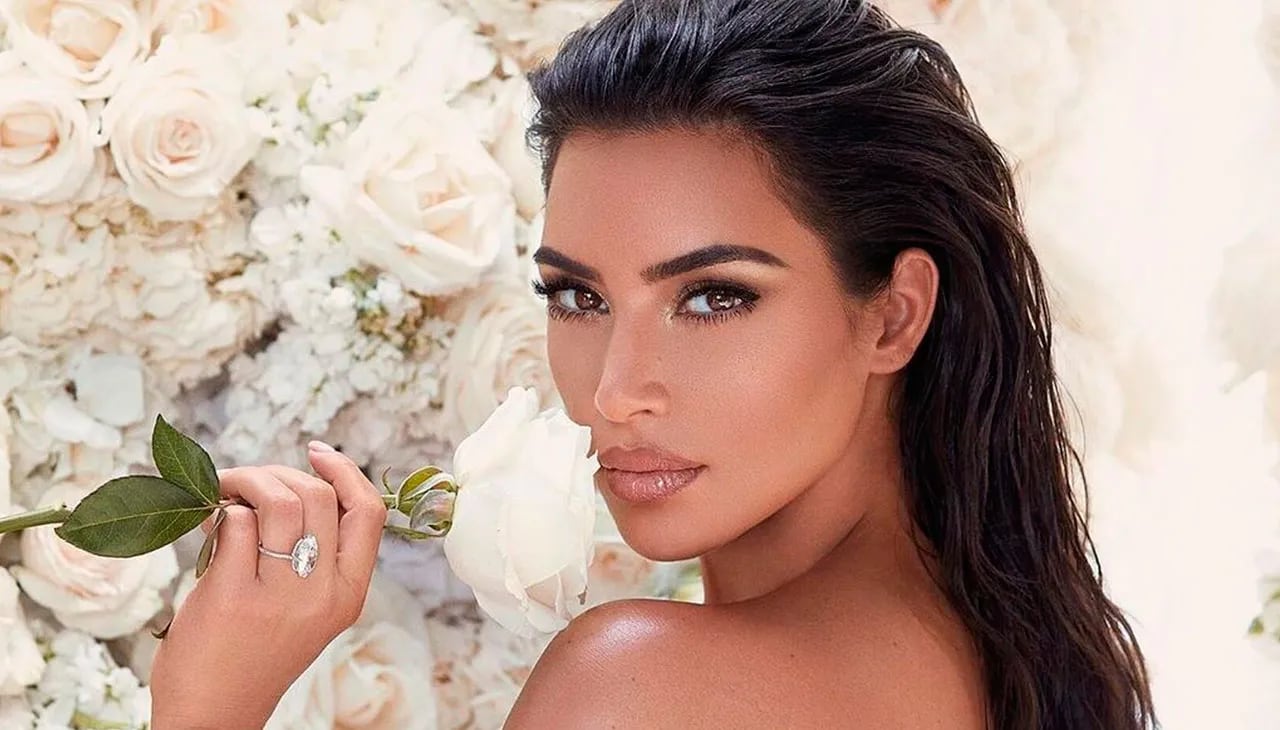 Kim Kardashian resaltó su increíble silueta con un look muy ajustado