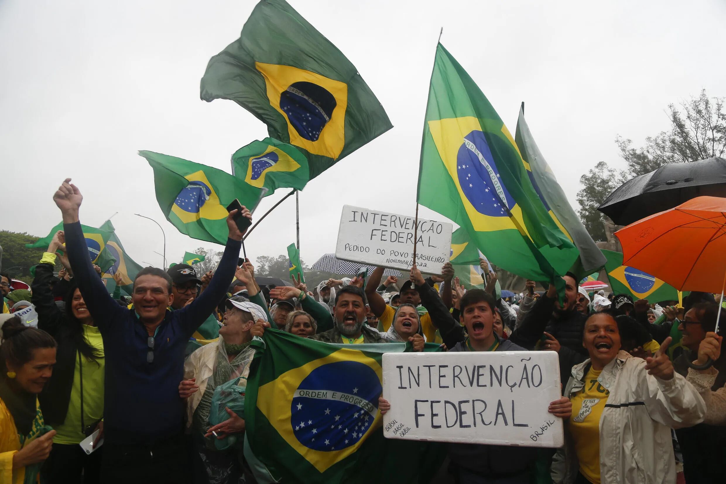 Partidarios del presidente ultraderechista brasileño Jair Bolsonaro participan en una protesta para pedir una intervención federal militar por el resultado de las últimas elecciones, en el centro de Río de Janeiro, Brasil, el 2 de noviembre de 2022