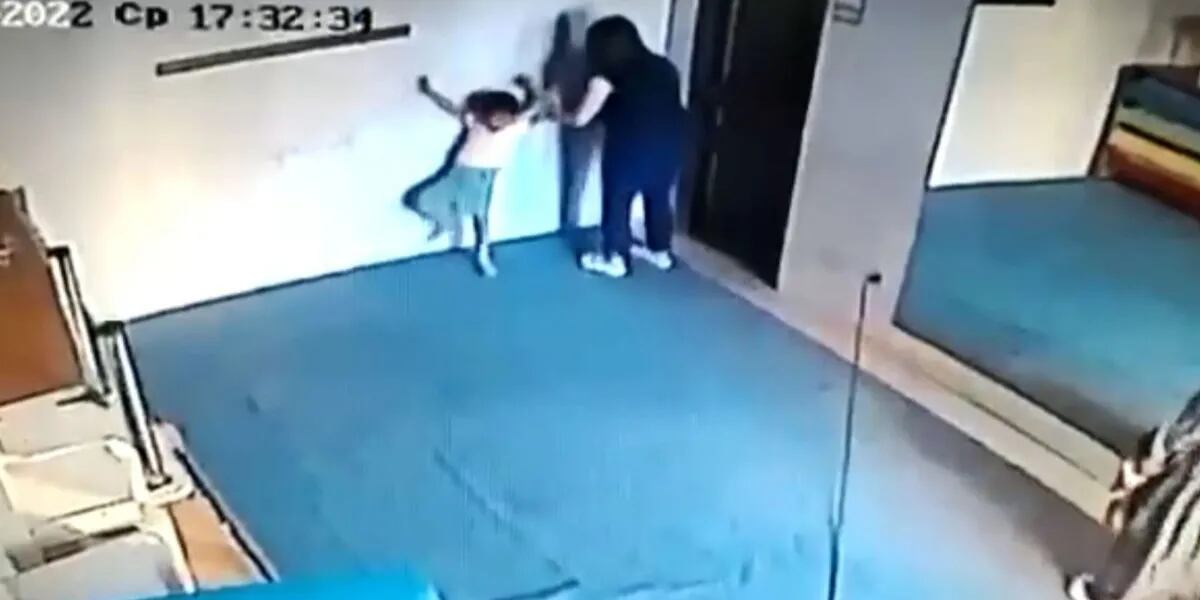 Echaron a una maestra por golpear brutalmente a un nene con autismo
