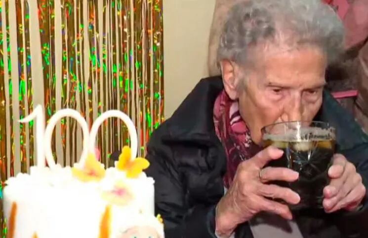 El secreto de una mujer que cumplió 100 años: "El fernet con coca es la clave”.