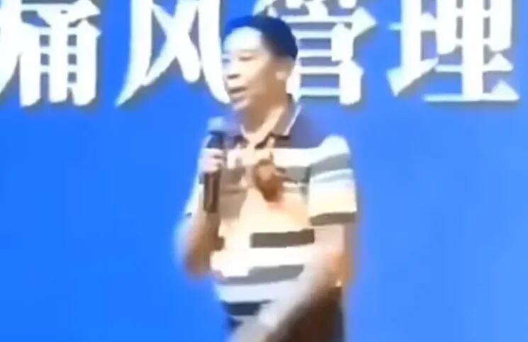 Un hombre que vendía productos de medicina china sufrió un infarto mientras daba una charla sobre salud 
