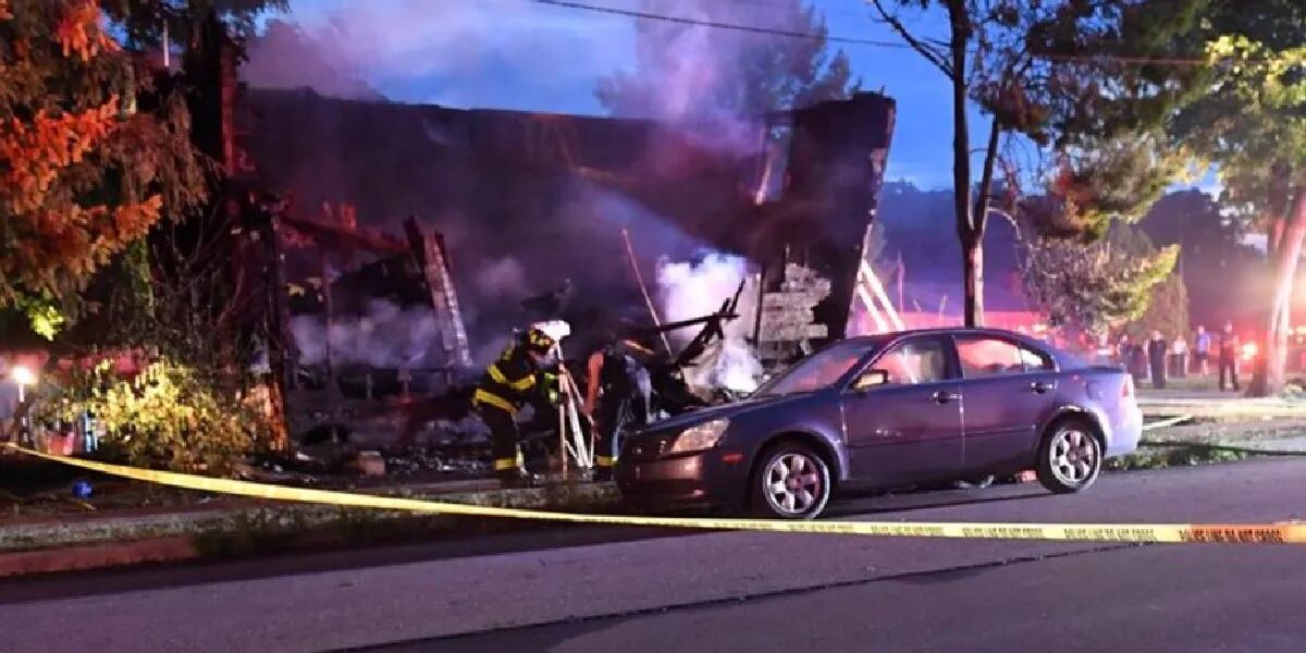 Un bombero en Estados Unidos recibió una llamada a una propiedad vecina que se incendiaba y al llegar se encontró con que los 10 muertos en la propiedad eran sus familiares.