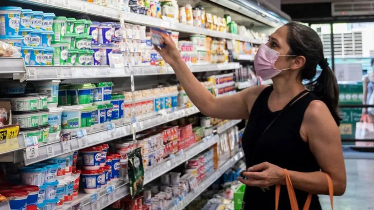 El Gobierno acordó con los supermercados retrotraer los precios al 10 de marzo