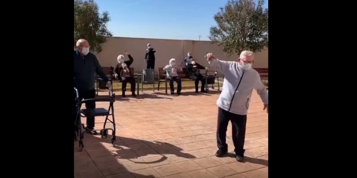Ancianos hicieron una coreo para festejar la vacuna del coronavirus y se volvieron virales