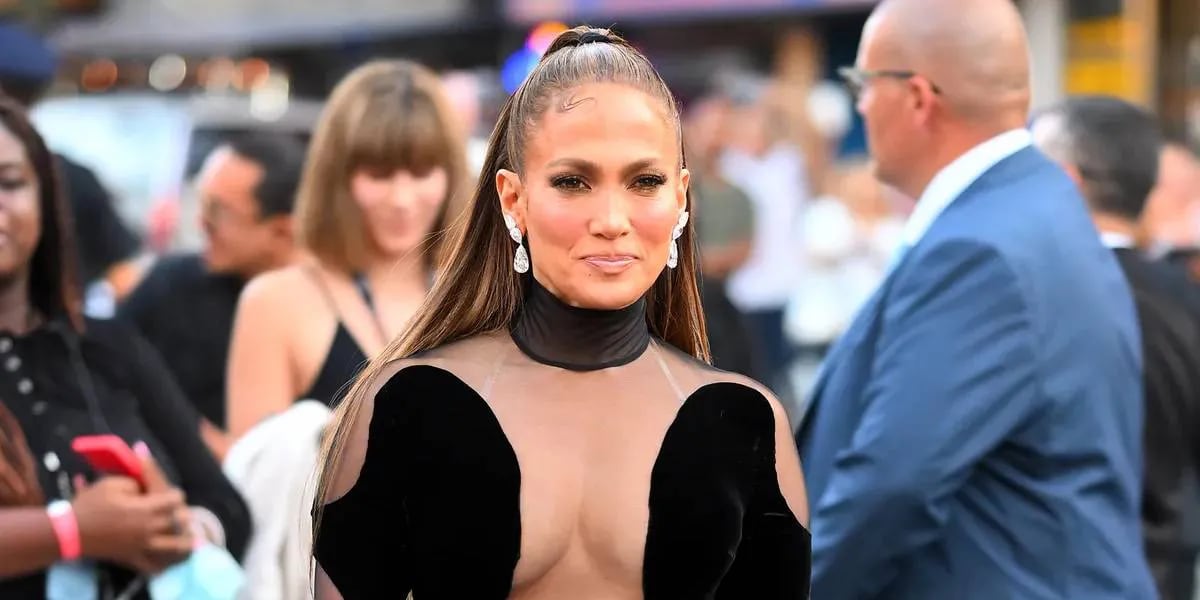 Jennifer Lopez rompió el molde con un look súper sexy de transparencias casi desnuda