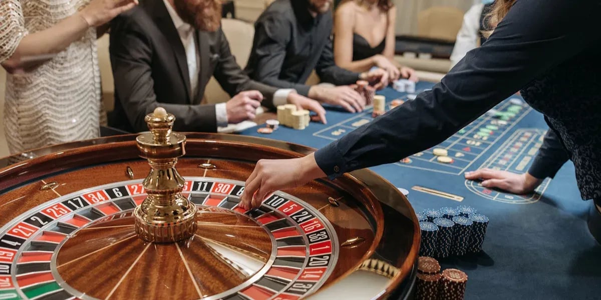 Fue al casino con sus amigos, apostó $10.000 en la ruleta y tuvo un golpe de suerte: “Me dio el grande” 