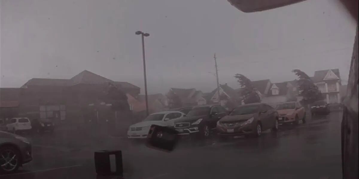 Un tornado se “traga” un auto y la cámara graba todo lo que sucede alrededor