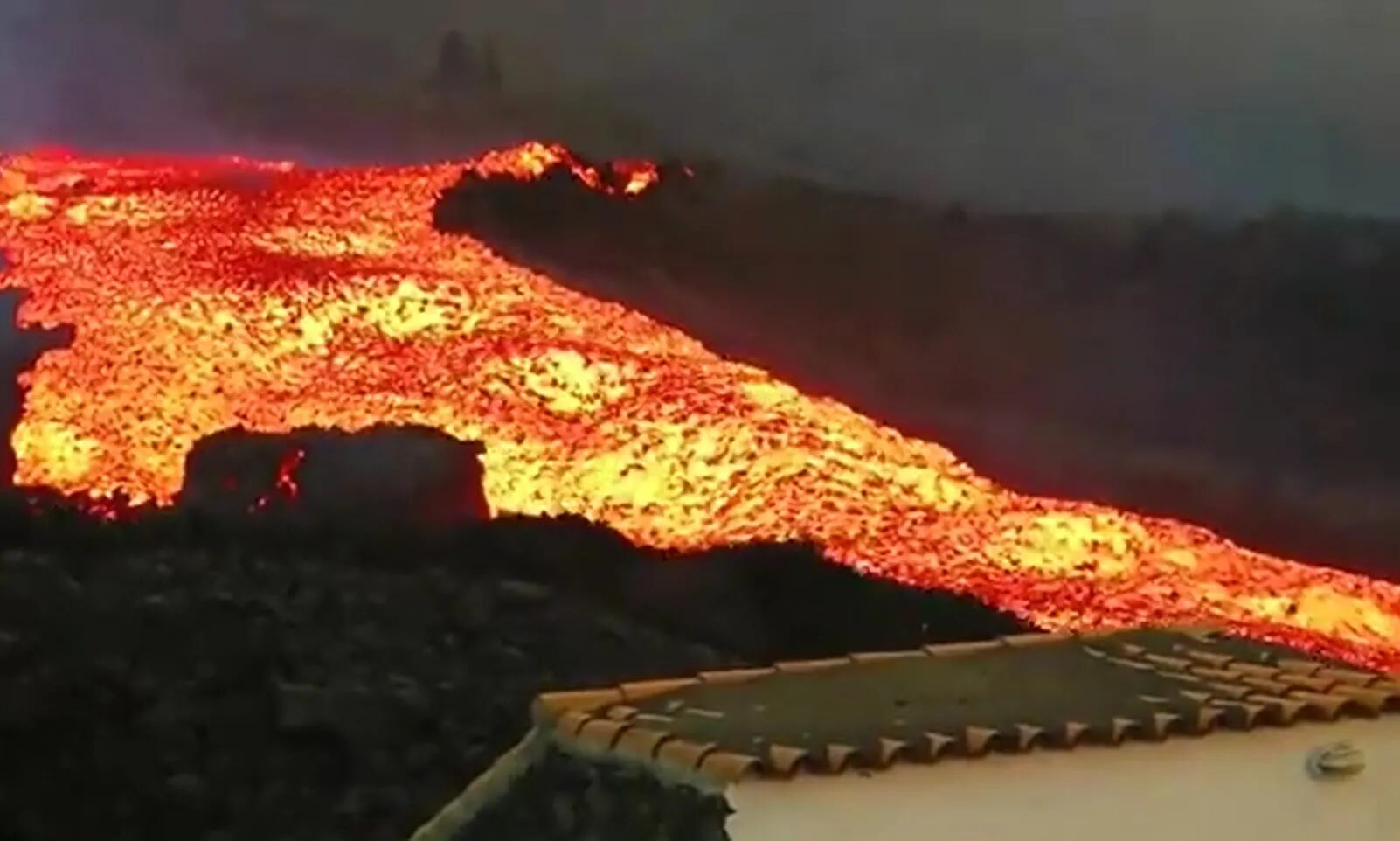 Se desbordó el volcán de La Palma y provocó un “tsunami” de lava