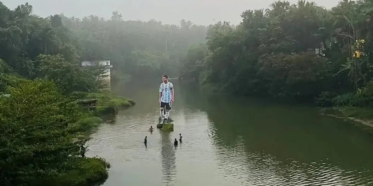 La increíble gigantografía de Messi en medio de un río en India