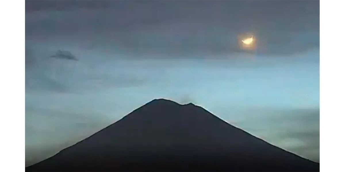 Capturaron el momento en el que la Luna, Marte y Venus pasan sobre un volcán