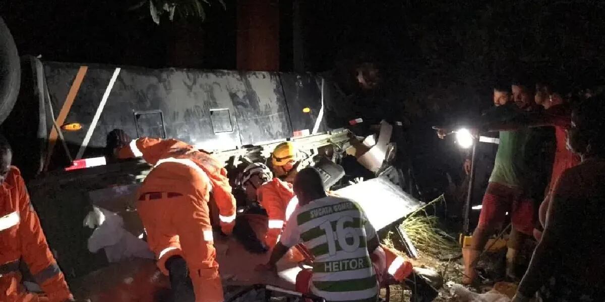 Murieron tres futbolistas al caerse desde un puente el colectivo en el que viajaban: la tragedia dejó además 29 heridos
