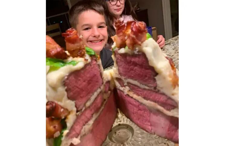 Hizo una torta de carne y puré para el cumpleaños de su hijito y se viralizan las fotos del festejo