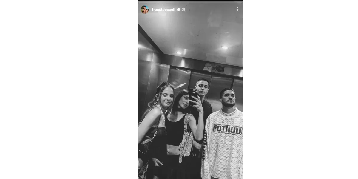 En blanco y negro, Tini Stoessel posó en una pícara foto desde el ascensor con Rodrigo de Paul y su hermano