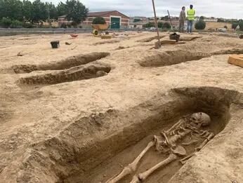 Estaban construyendo una autopista y encontraron 90 tumbas de más de 1000 años de antigüedad 