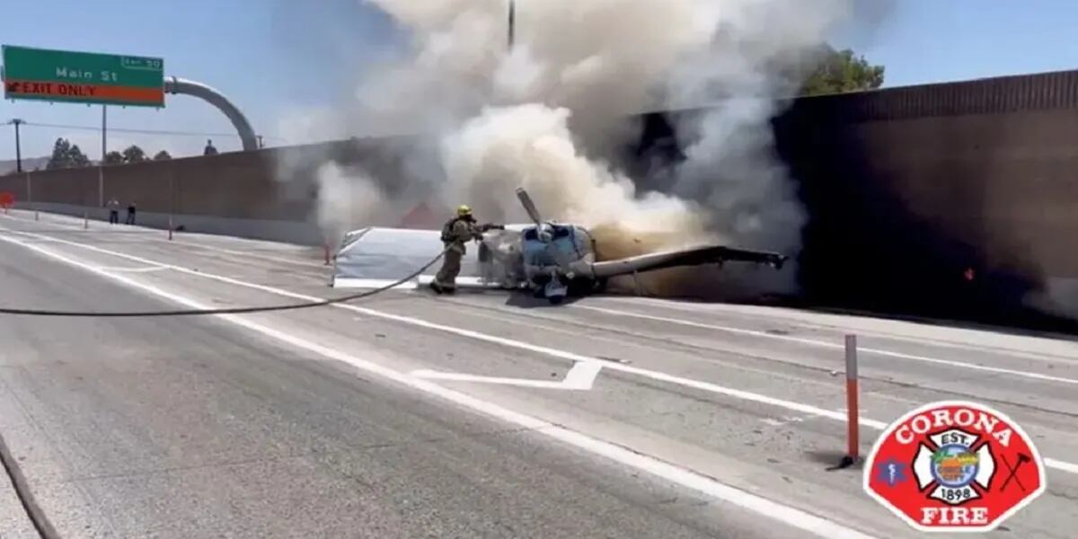 Un avión aterrizó de emergencia en una autopista, quedó envuelto en llamas y todo quedó grabado