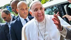 La broma del Papa Francisco al ser dado de alta: “Todavía estoy vivo”