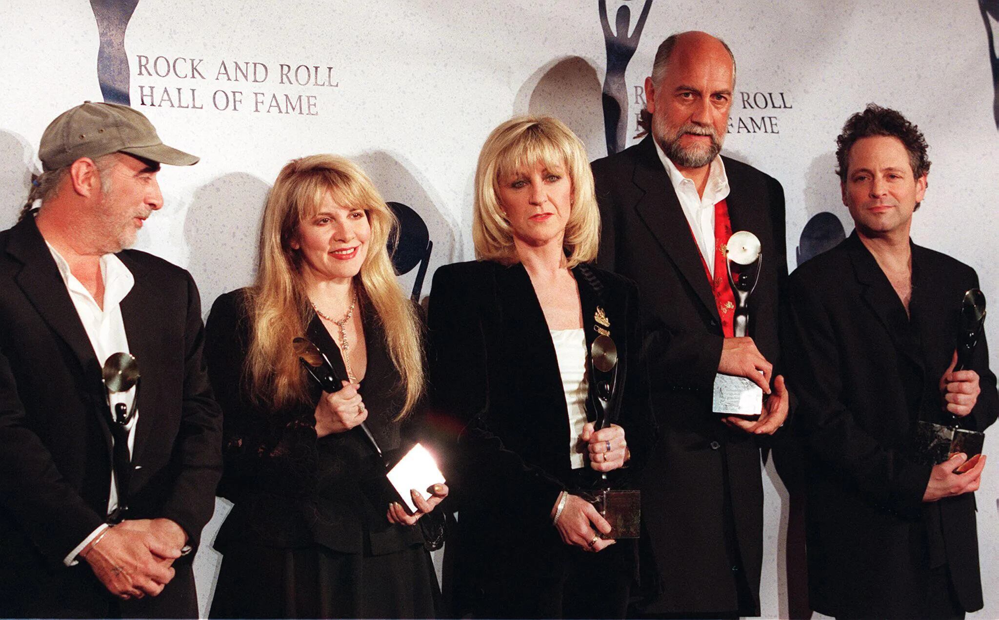 La banda británica Fleetwood Mac (de I a D) John McVie, Stevie Nicks, Christine McVie, Mick Fleetwood y Lindsay Buckingham, el 12 de enero de 1998 en su ingreso al Salón de la Fama del Rock and Roll en Nueva York.