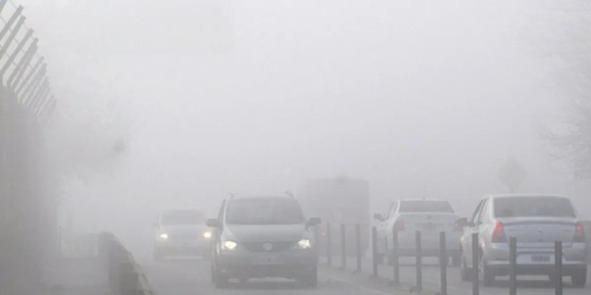 Alerta violeta por niebla y reducción de la visibilidad: a qué zonas afecta y cuándo comienza