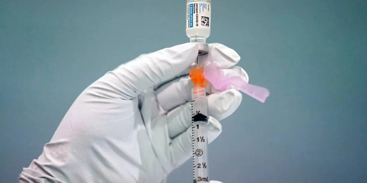 Quiénes recibirían primero la tercera dosis de la vacuna contra el coronavirus