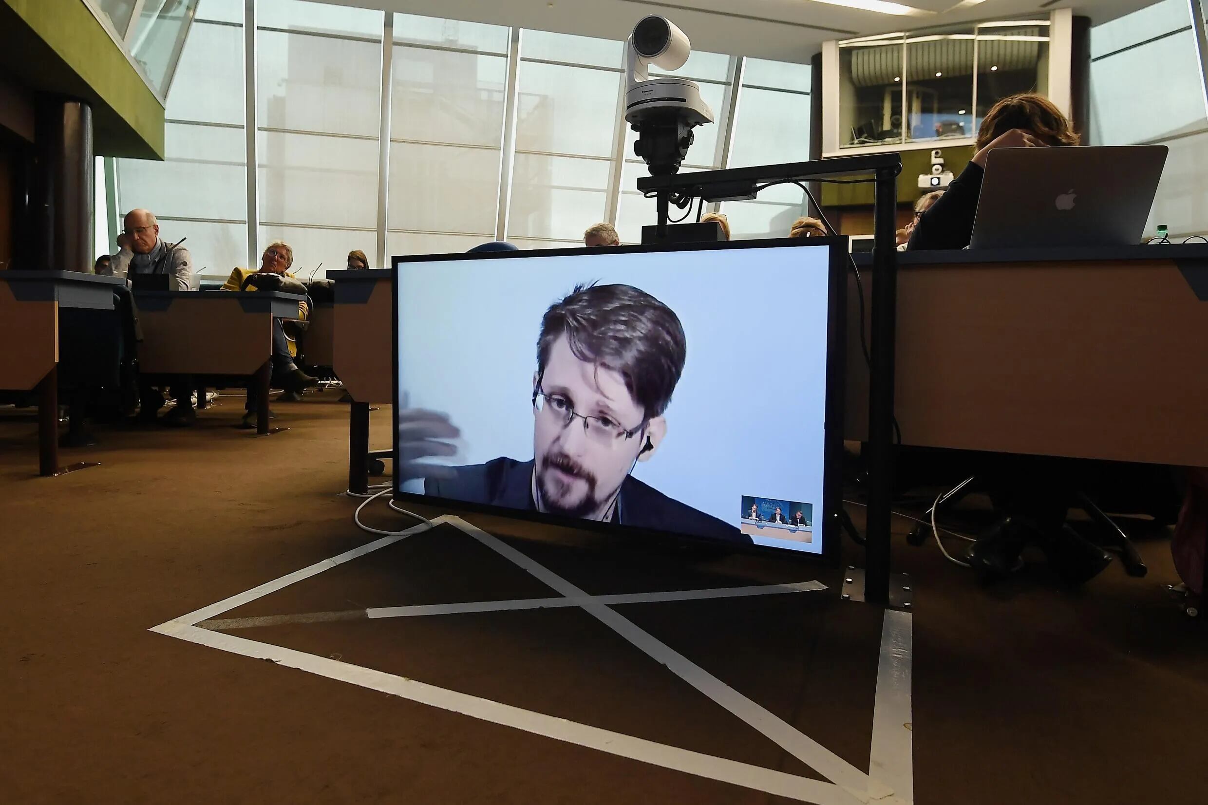 Edward Snowden participa por videoconferencia desde Rusia en una mesa redonda el 15 de marzo de 2019 en la sede del Consejo de Europa en Estrasburgo, Francia