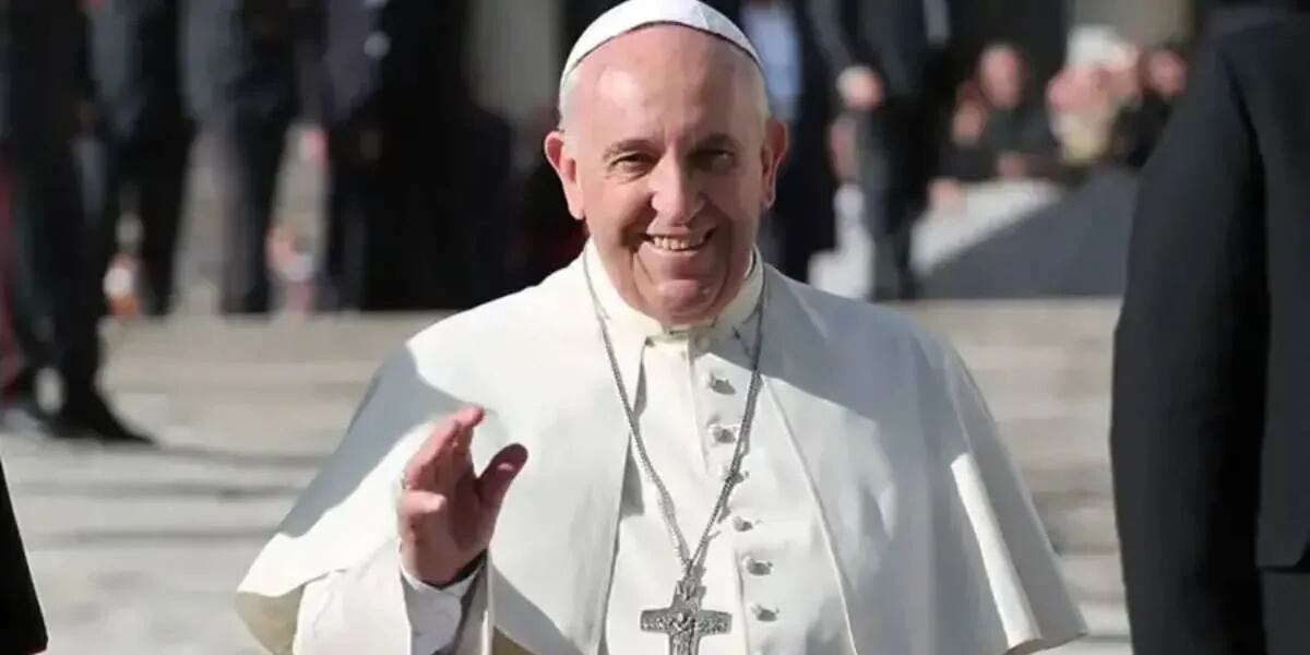 El Papa Francisco bromeó con el problema en su rodilla y pidió “un poco de tequila” para calmar el dolor