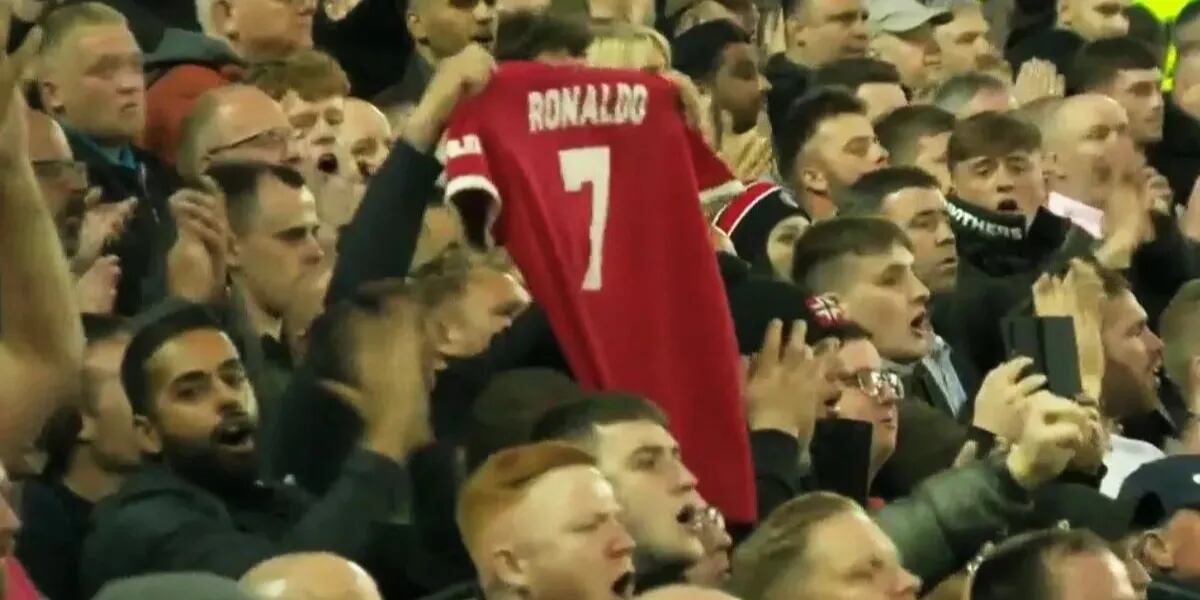 Aplausos, respeto y un icónico canto: el homenaje de los hinchas del Liverpool a Cristiano Ronaldo tras la muerte de su hijo