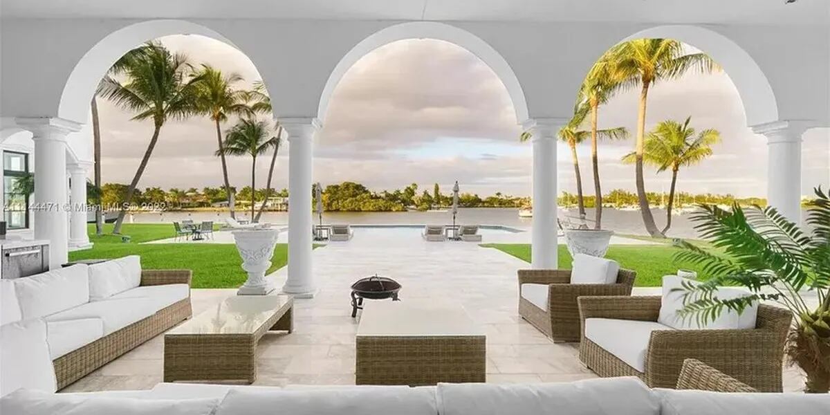13 baños, 9 cuartos, cine y cancha de tenis: Cómo es la lujosa mansión del Kun Agüero en Miami