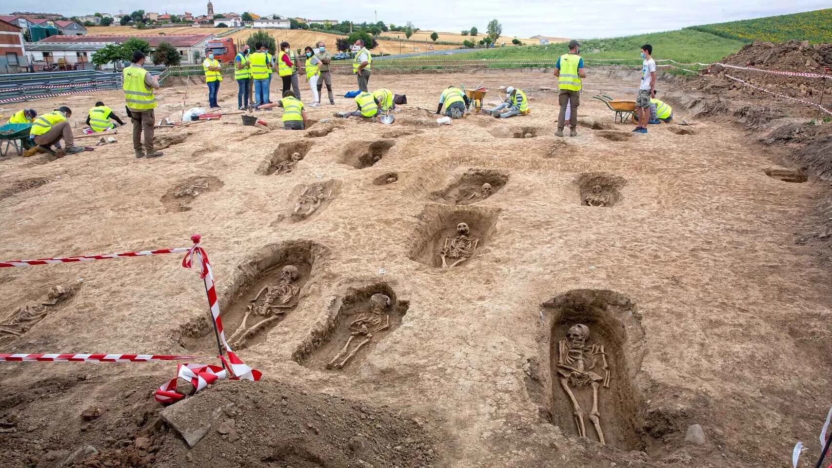 Estaban construyendo una autopista y encontraron 90 tumbas de más de 1000 años de antigüedad 