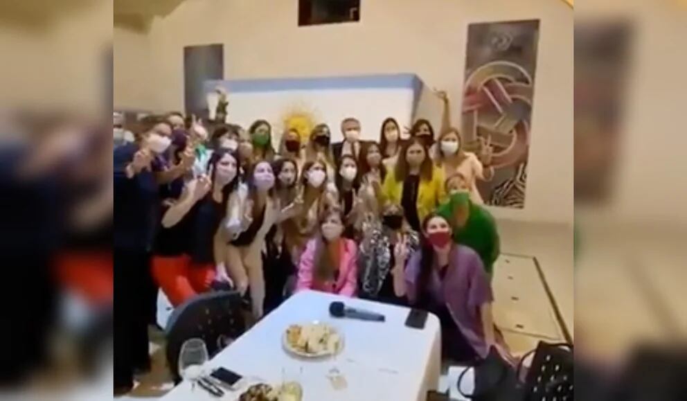 Apareció un video de un brindis de fin de año con más de 50 personas en la Quinta de Olivos