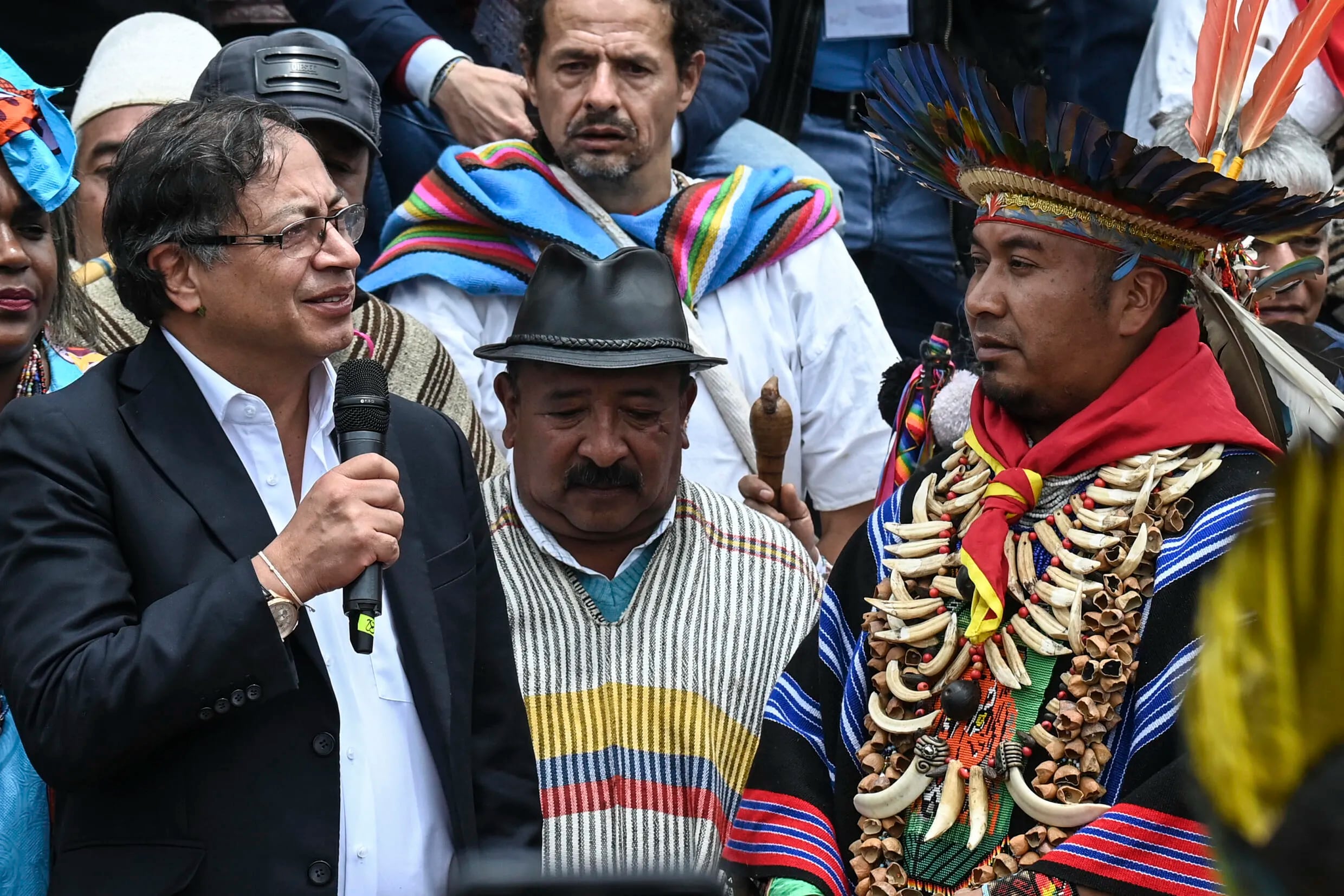 El presidente electo de Colombia habla el 6 de agosto de 2022 al ser investido simbólicamente en Bogotá por los pueblos originarios