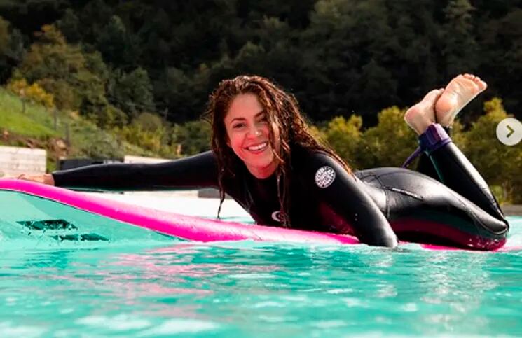 Shakira cambió de tabla: dejó el skate y ahora hace surf