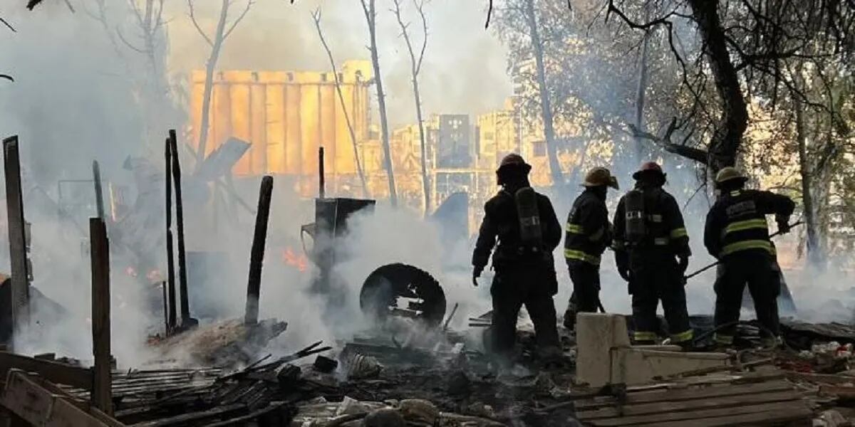 Tragedia en Córdoba: murió un chico de 16 años en un incendio que arrasó con todo un asentamiento