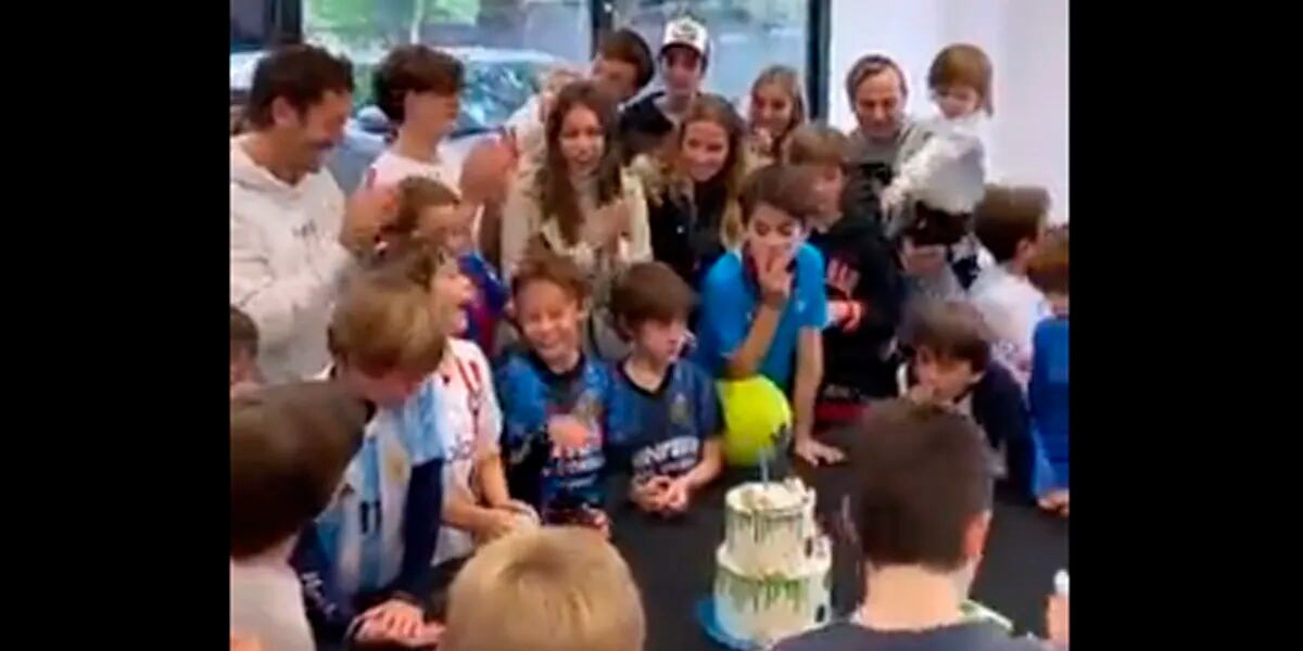 El video de Pampita junto a Benjamín Vicuña, Eli Sulichin y Roberto García Moritán, festejando el cumpleaños de su hijo Beltrán.