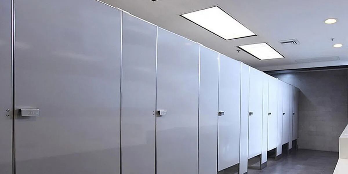 Una empresa puso cámaras arriba de los inodoros para controlar cuánto tiempo tardan en el baño los empleados