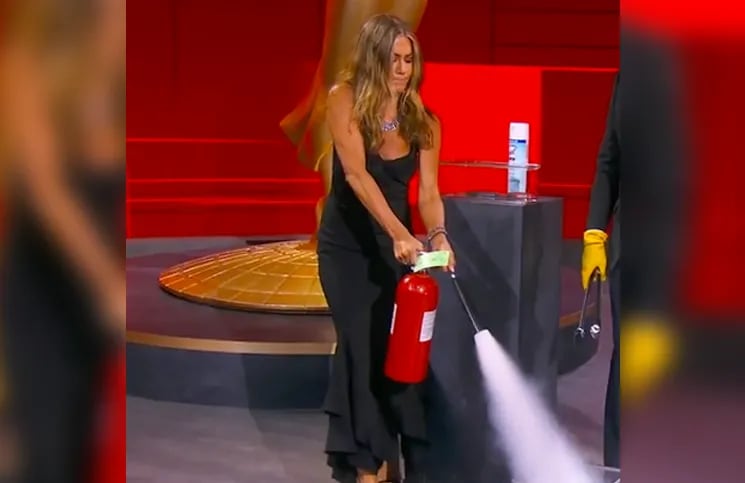 Jennifer Aniston tuvo que apagar un incendio en el escenario en plena entrega de los Emmy