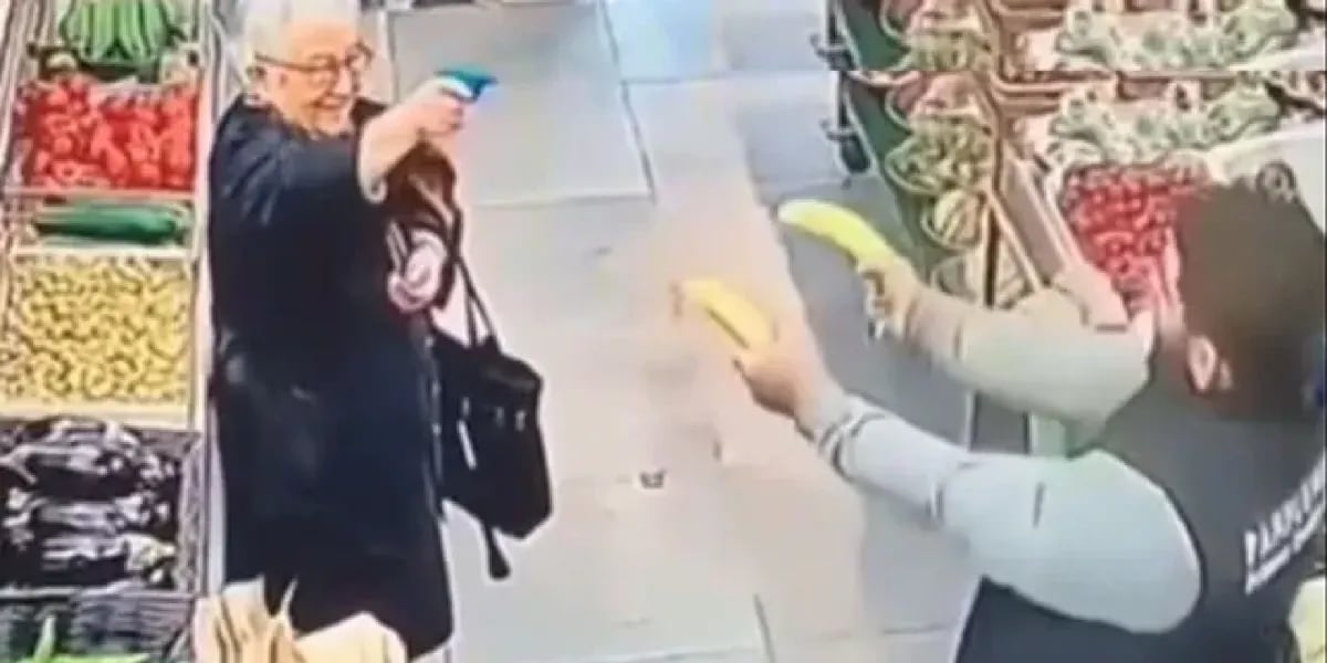 Una cámara de seguridad registró el divertido “duelo” entre una mujer su verdulero
