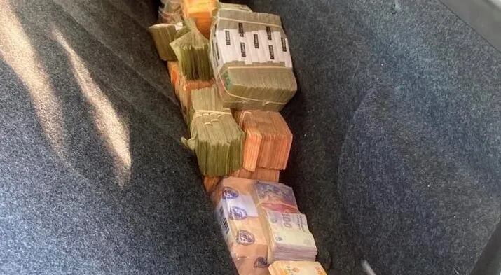 Lo pararon en un control policial y le encontraron 25 mil dólares, 5 mil euros y más de 24 millones de pesos en una bolsa