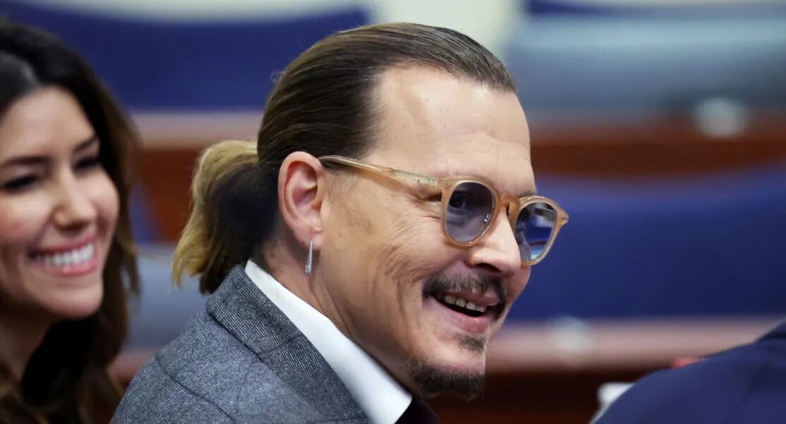 Sonrisas burlonas, bromas y mohínes: los gestos de Johnny Depp que podrían complicar su situación judicial