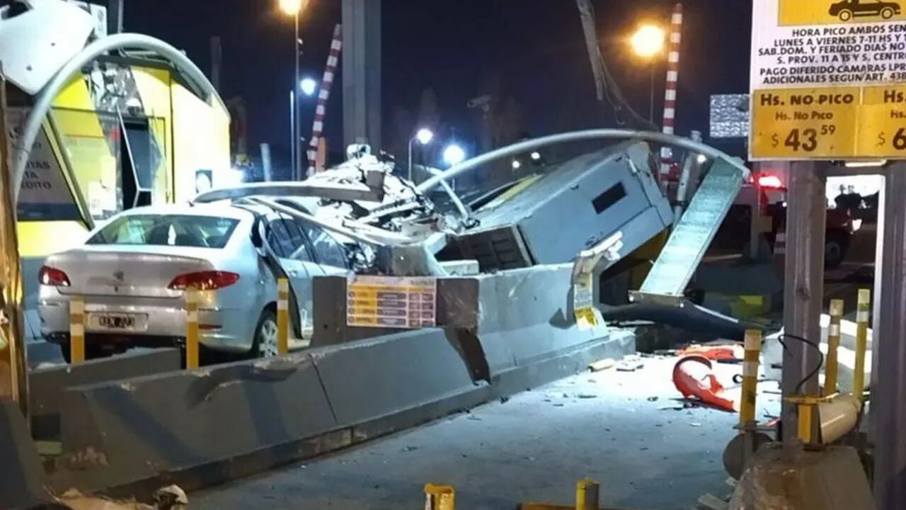El terrible choque de un auto contra una cabina de peaje de la autopista Illia: el conductor murió en el acto