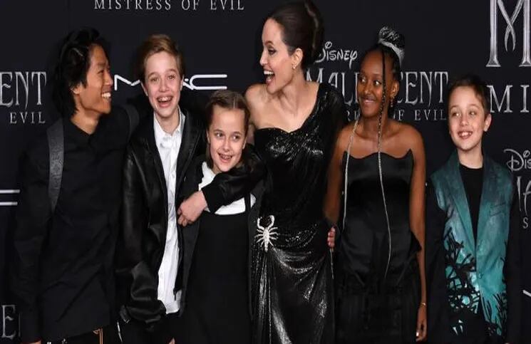Angelina Jolie y sus hijos en el estreno de "Maléfica"