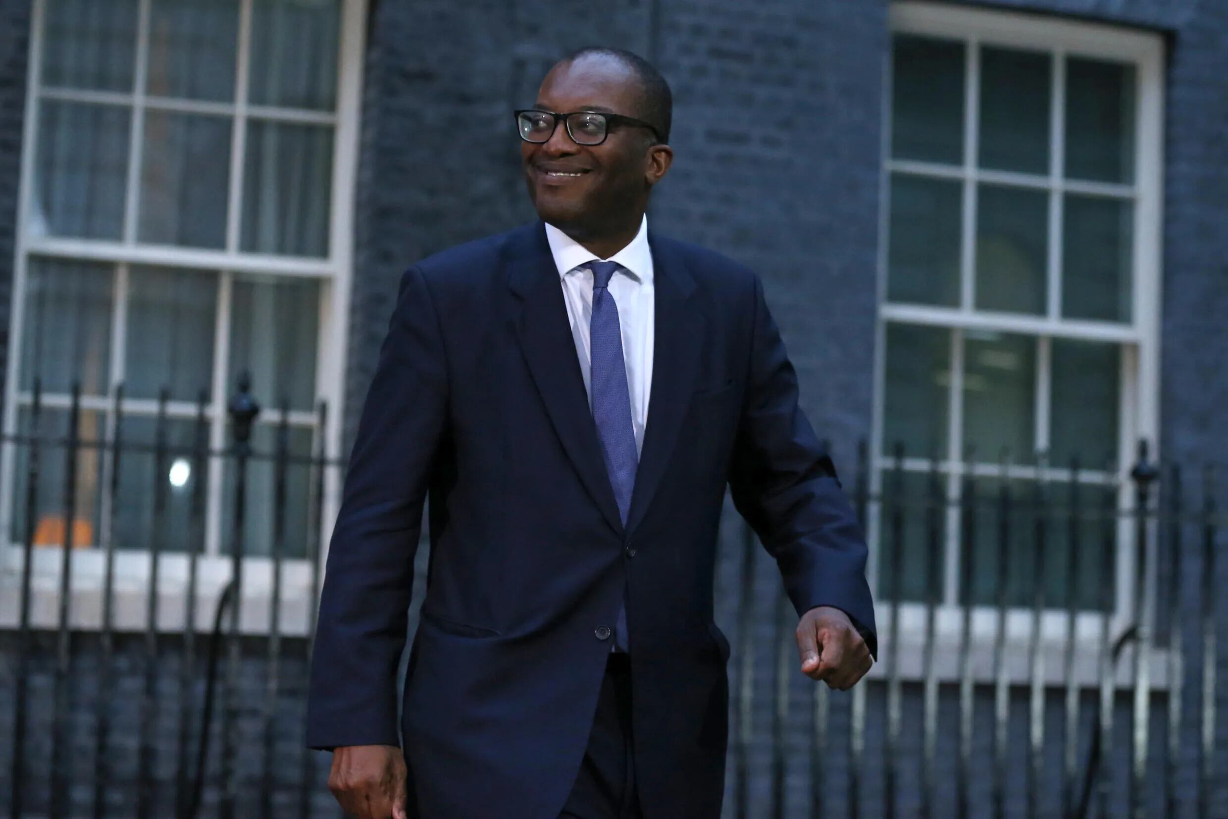 El ministro británico Kwasi Kwarteng sale del número 10 de Downing Street, residencia oficial de la primera ministra, el 6 de septiembre de 2022 en Londres