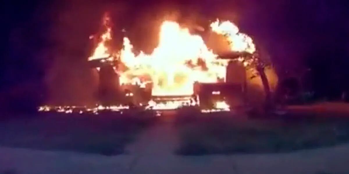 Vio como se incendiaba una casa, entró y salvo a 5 nenes: es repartidor de pizzas
