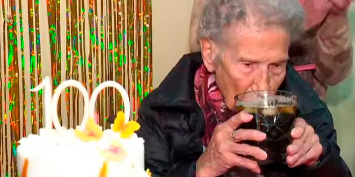Tiene 100 años, se vacunó contra el coronavirus y lo festejó tomando un fernet