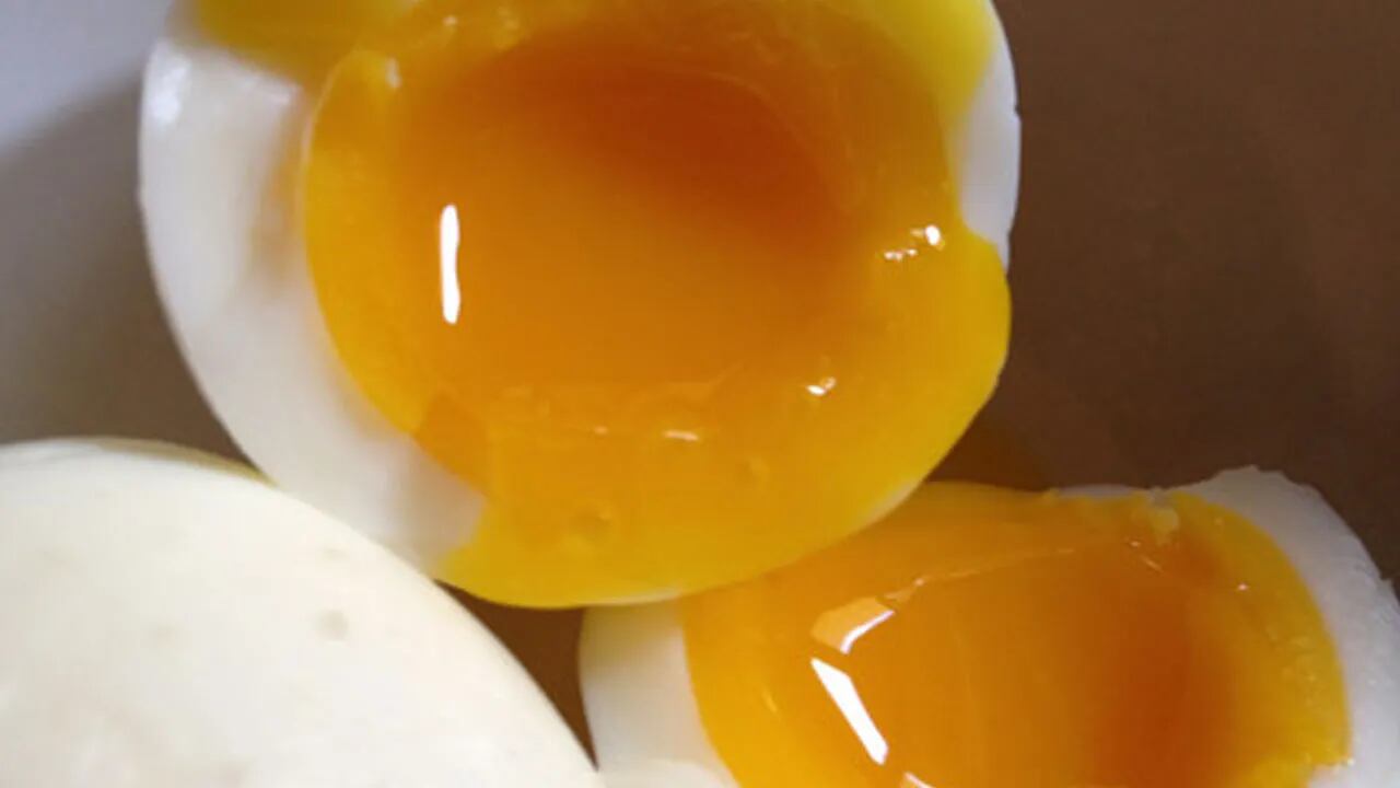 Cuántos minutos hay que cocinar los huevos para que queden duros por fuera y líquidos por dentro