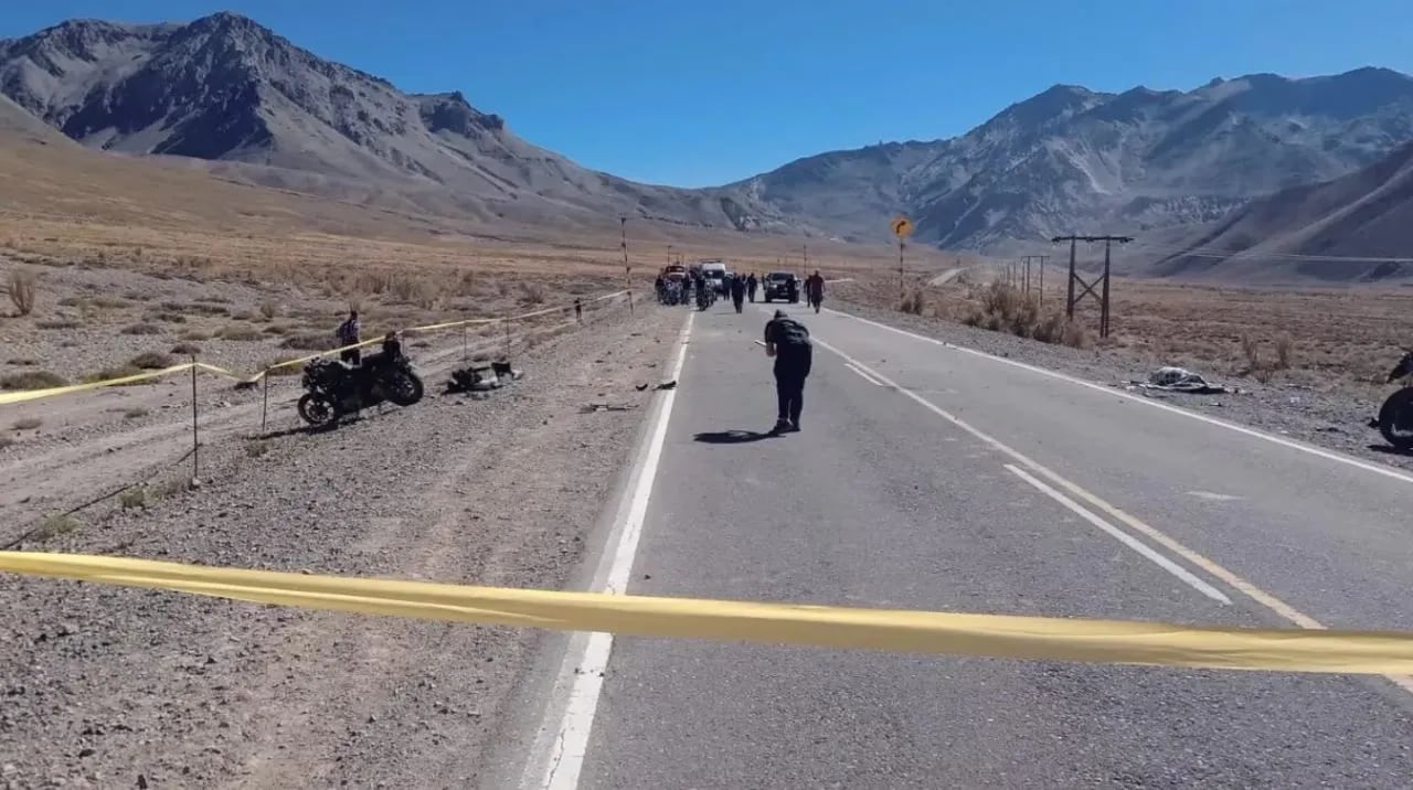 Tragedia en Mendoza: un hombre perdió el control de su moto tras esquivar una liebre, chocó a sus compañeros y murió en el acto 